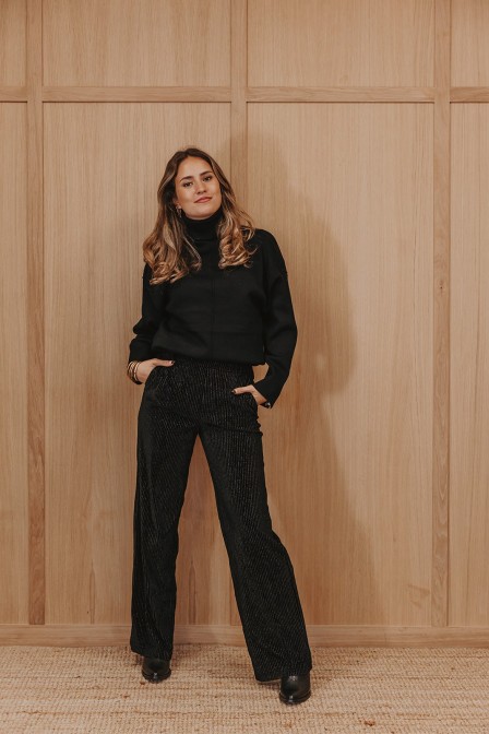 Femme avec un pantalon.