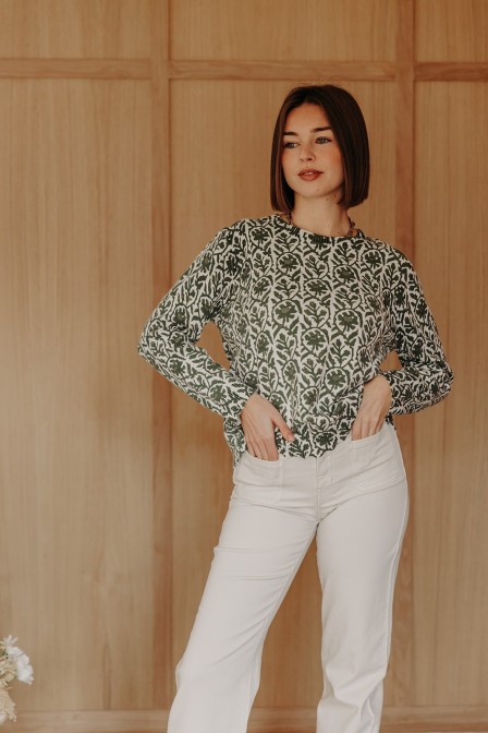 Femme avec un pull.