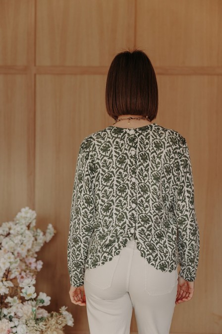 Femme avec un pull.