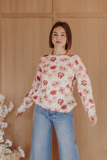 Femme avec un pull.