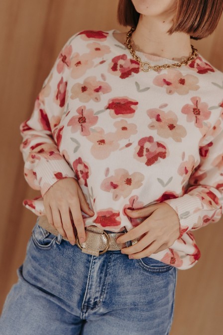 Femme avec un pull.