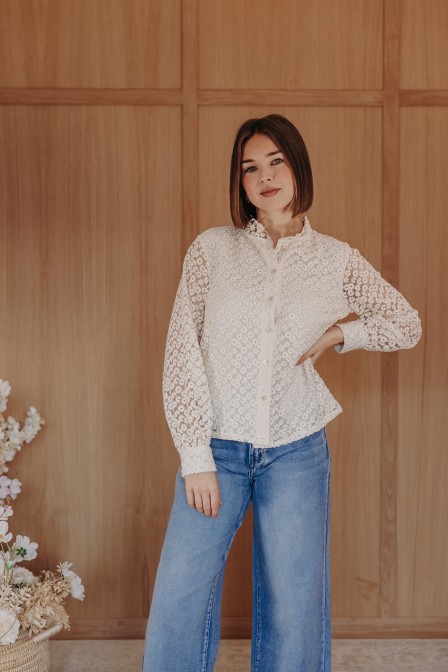 Femme avec une chemise. Femme avec une chemise.