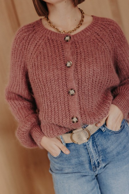 Femme assise avec un pull.