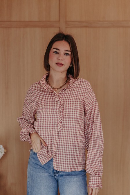 Femme avec une chemise. Femme avec une chemise.