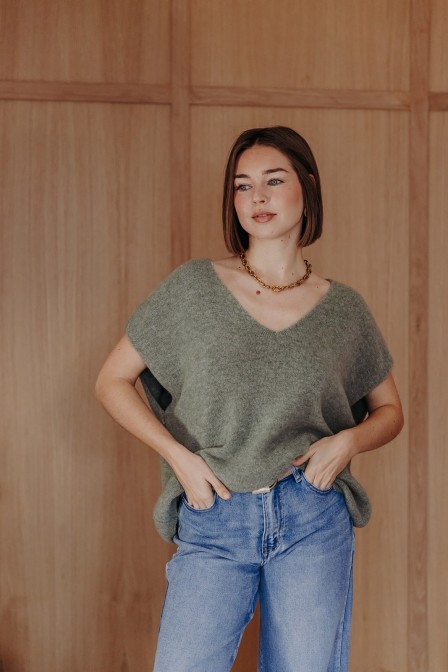 Femme avec un pull.