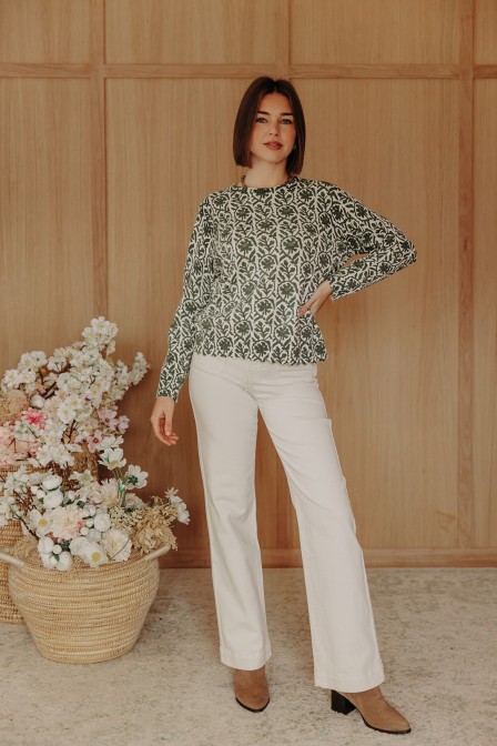 Femme avec un pantalon. Femme avec un pantalon.