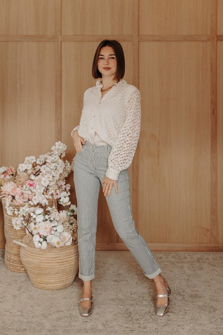 Femme avec un pantalon. Femme avec un pantalon.