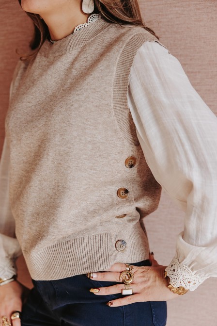 Femme de profil avec un pull sans manches. Femme de profil avec un pull sans manches.