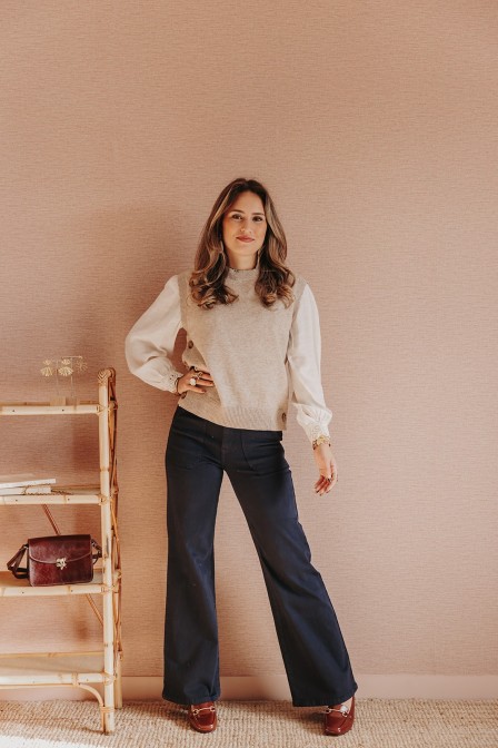 Femme de profil avec un pull sans manches. Femme de profil avec un pull sans manches.