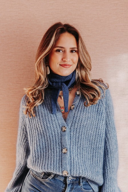 Femme avec un gilet.
