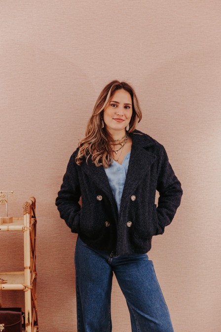 Femme avec une veste.