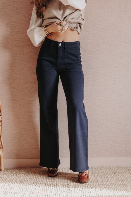 Femme avec un pantalon. Femme avec un pantalon.