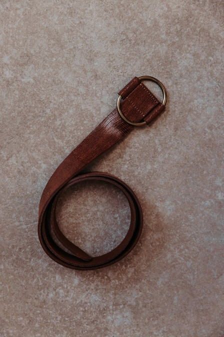 Zoom sur la ceinture cognac posée. Zoom sur la ceinture cognac posée.