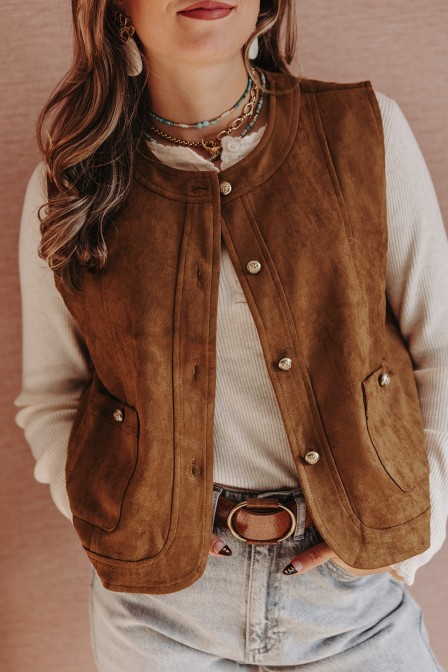 Femme avec une veste.