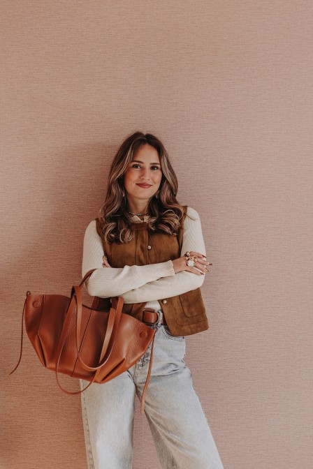 Femme avec une veste.