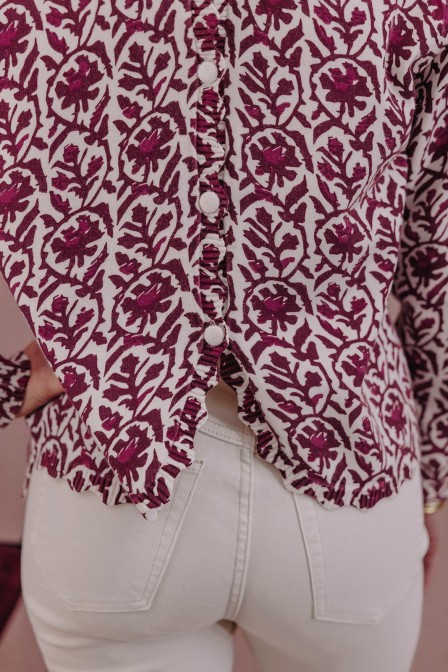 Femme avec un pull.