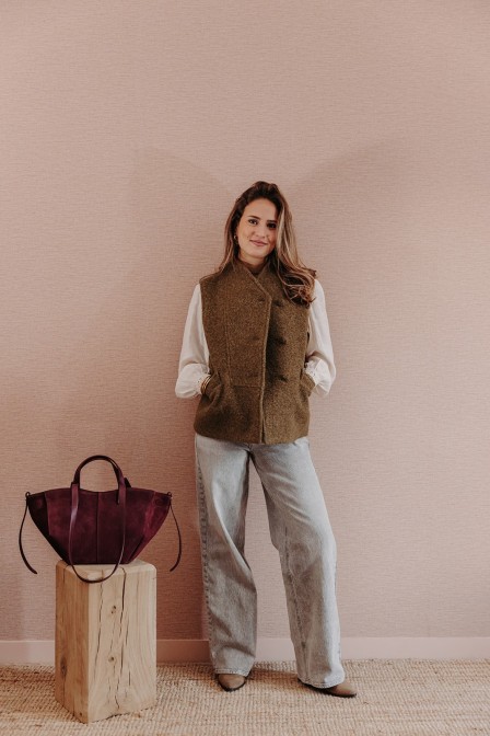 Femme avec une veste.