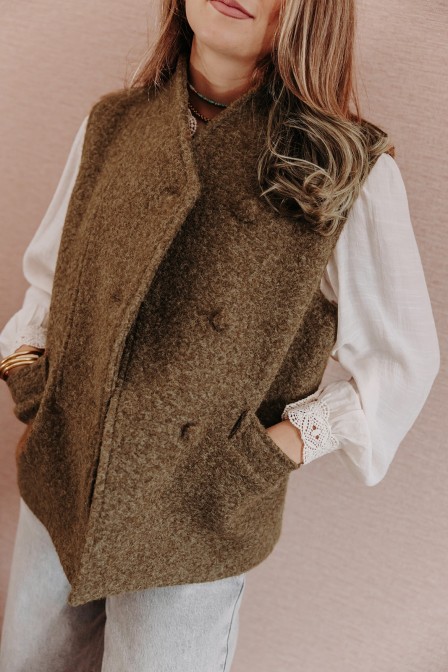 Femme avec une veste.