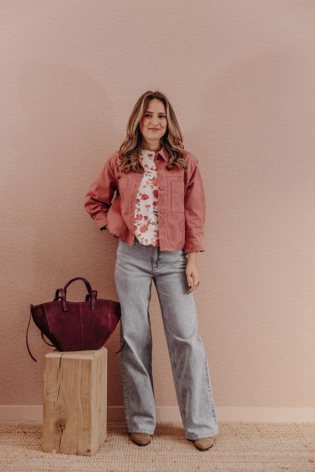 Femme avec une veste. Femme avec une veste.