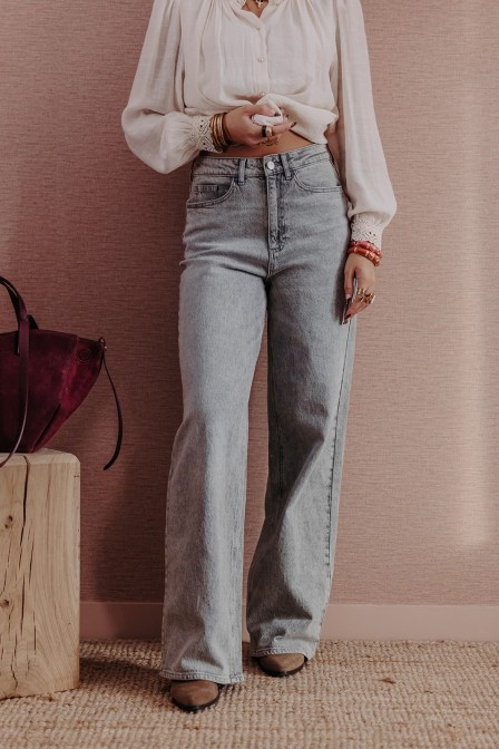 Femme avec un jean.