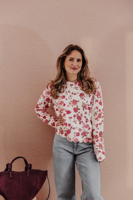Femme avec un pull.