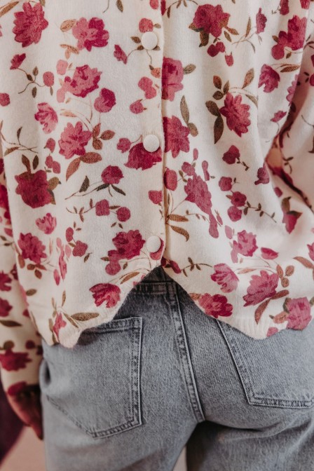 Femme avec un pull. Femme avec un pull.