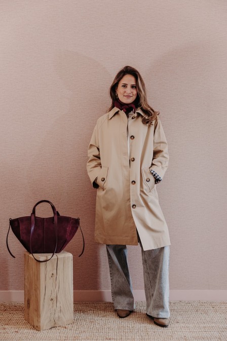 Femme avec un trench.