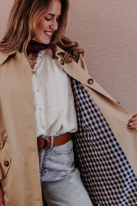 Femme avec un trench.