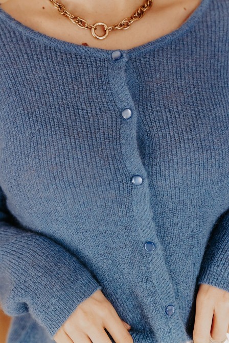 Femme avec un gilet.