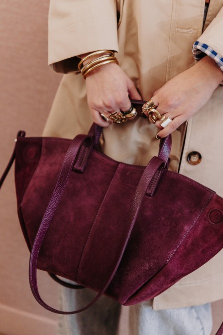Sac posé sur une stèle. Sac posé sur une stèle.