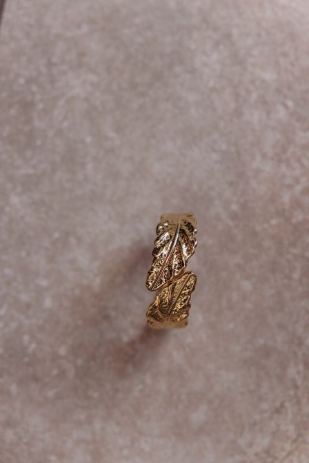 Femme qui porte un jonc. Femme qui porte un jonc.