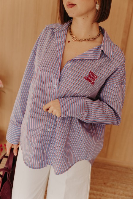 Zoom sur la chemise portée.