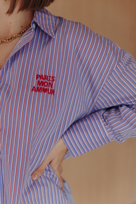 Zoom sur la chemise portée.