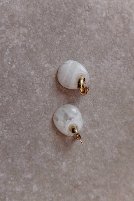 Femme avec des boucles d'oreilles.