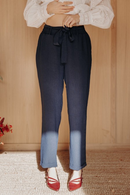 Femme avec un pantalon. Femme avec un pantalon.
