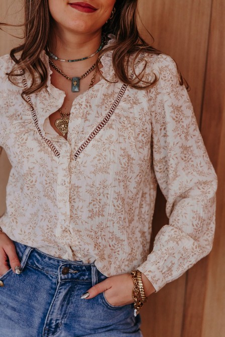 Zoom sur la blouse portée. Zoom sur la blouse portée.