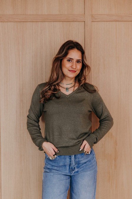 Zoom sur un pull porté.