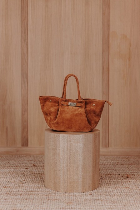 Femme qui tient un sac.