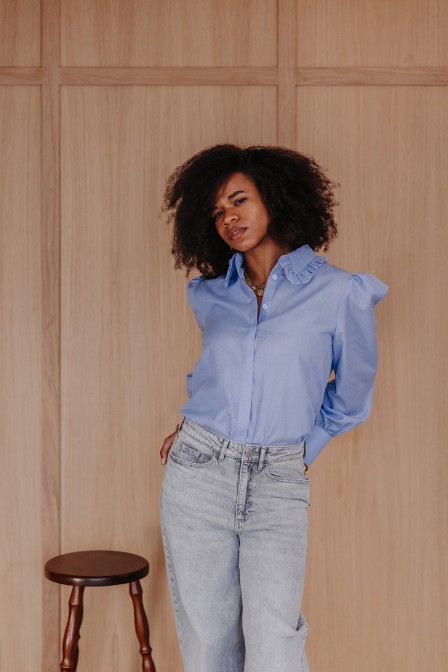 Femme avec une chemise.