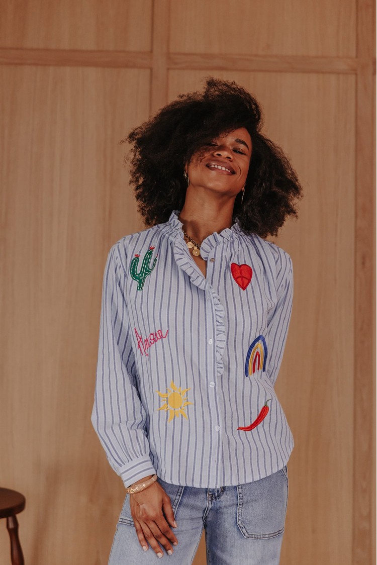 Une femme de taille moyenne posant avec une double exposition | Image