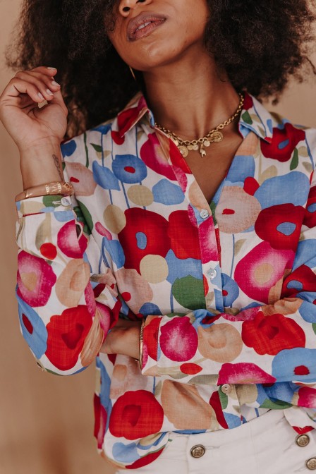 Femme avec une chemise. Femme avec une chemise.