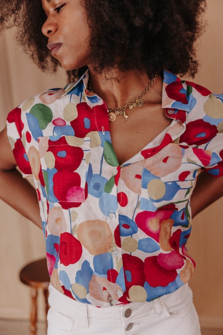 Femme avec une chemise. Femme avec une chemise.