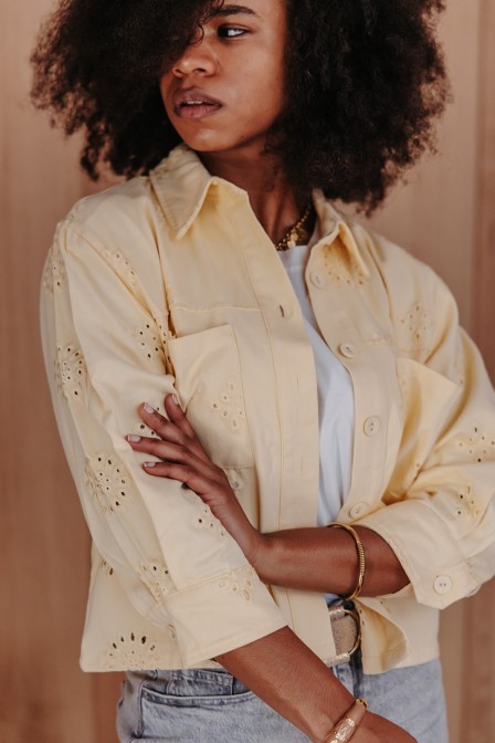 Femme avec une veste. Femme avec une veste.