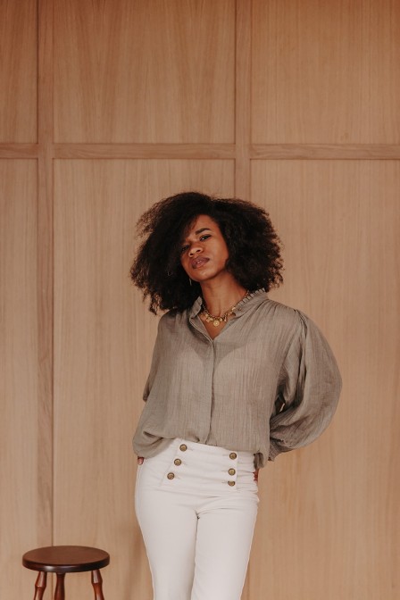 Femme avec une chemise.