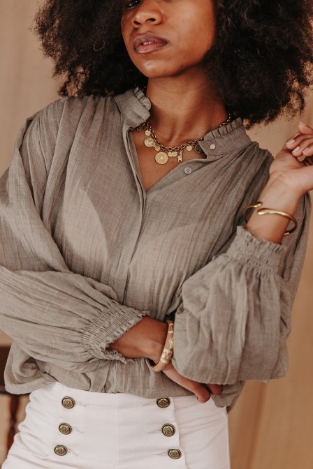 Femme avec une chemise. Femme avec une chemise.