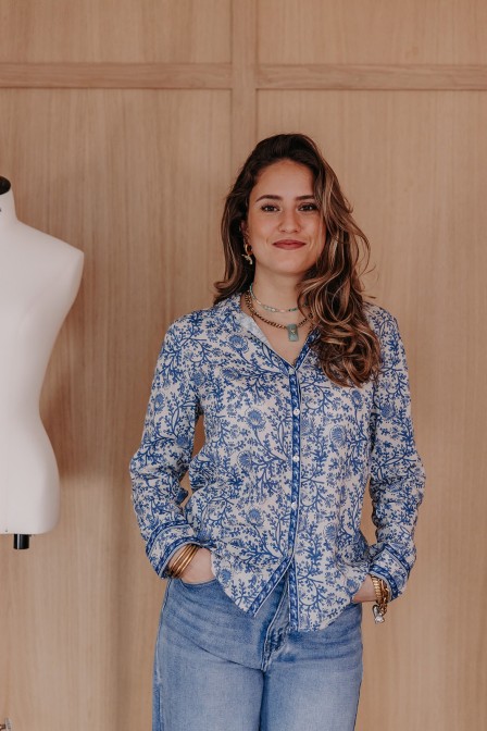 Femme avec une chemise. Femme avec une chemise.