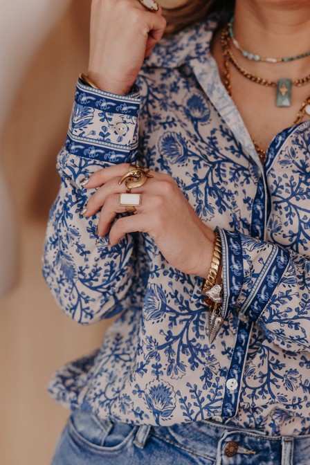 Femme avec une chemise. Femme avec une chemise.