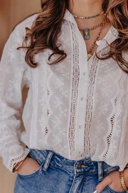 Femme avec une blouse. Femme avec une blouse.