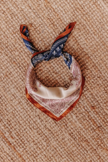 Foulard posé. Foulard posé.