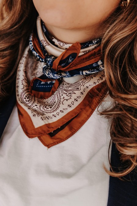 Foulard posé. Foulard posé.